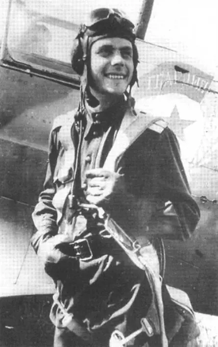 Неизвестный советский летчик из 26 ГвИАП на фоне своего самолета Расположение - фото 104