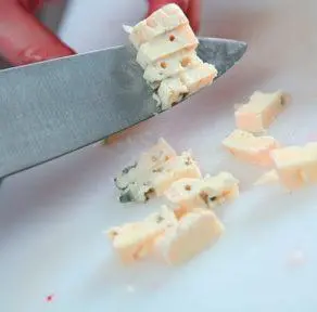 4 Рокфор нарезать небольшими кусочками Выложить рокфор сверху на салат - фото 65