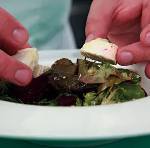 4 Выложить салат в тарелки украсить веточками укропа и кусочками сыра шавру - фото 35