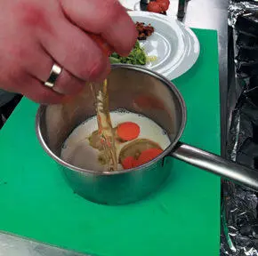 1 Приготовить омлетную смесь яйца смешать в миске с молоком солью и перцем по - фото 89
