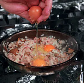 3 В конце вмешать в рис с грибами яйца посолить и поперчить по вкусу 4 - фото 99