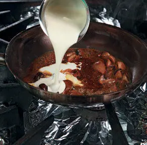 3 Влить сливки и проварить до загустения Посолить и поперчить по вкусу 4 - фото 137