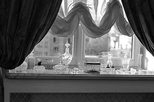 Коллекция уранового стекла на окне у Людмилы Гурченко На кухне в гостях у - фото 325