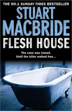 Stuart MacBride Flesh House обложка книги