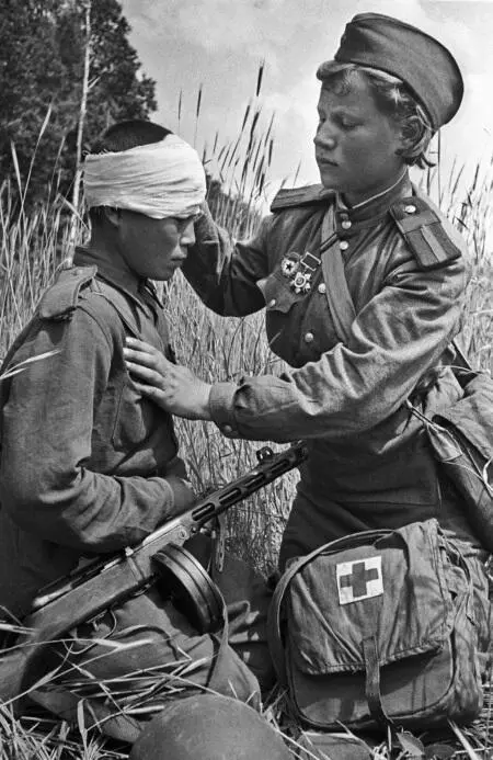Первая помощь в бою Воронежский фронт 1943 г АвторА Грибовский ТАСС - фото 186