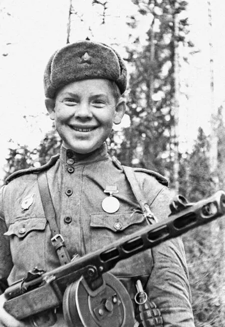 17летний разведчик Саша Капустин За захват языка он был награжден медалью - фото 189
