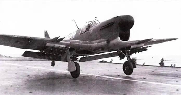 Файрфлай FR I 4Q из 1770й эскадрильи взлетает с палубы авианосца - фото 142