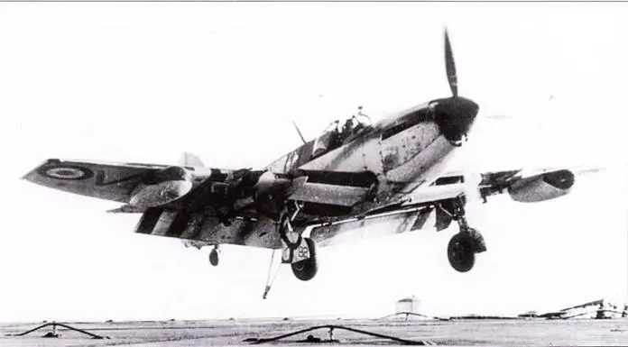 Вернувшийся из боевого вылети Файрфлай FR5 ловит тормозной трос Авианосец - фото 159