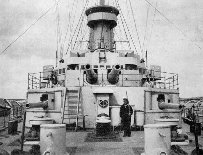 Бак Кайзера Фридриха III вверху и его носовое украшение - фото 62