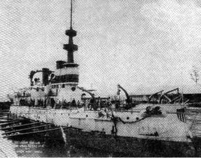 На фото слева Орегон в 1897 г В мае 1897 г броненосец доковался в первый - фото 46