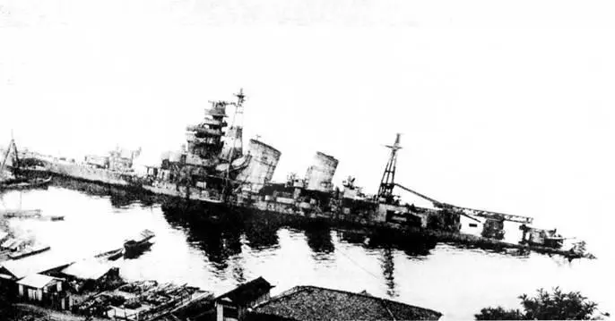 Аоба 13 октября 1942 г вверху в 1946 г в КурэТяжелый крейсер Кинугаса в - фото 99
