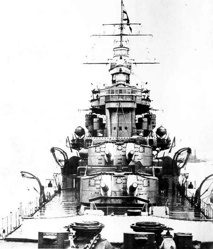 Бак тяжелого крейсера Миоков 1931 г Тяжелый крейсер Хагуро слева - фото 111