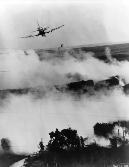 Самолет южновьетнамских ВВС A1E Скайрейдер сбрасывает напалмовые бомбы на - фото 19