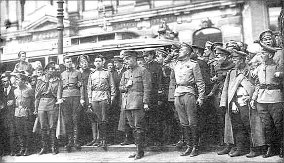 А Ф Керенский на улицах Петрограда в 1917 году Между тем сам Александр - фото 46