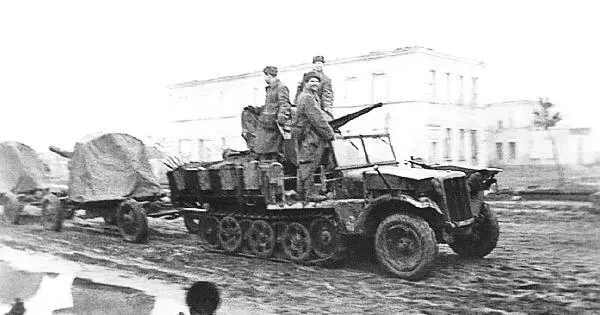 Трофейная немецкая ЗСУ SdKfz 104 полугусеничный тягач с 20м м пушкой в - фото 258