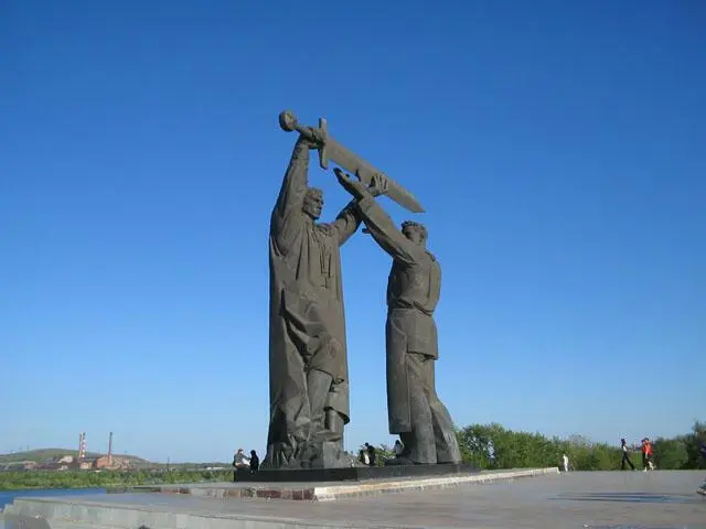 Память сердца Монумент ТылФронту Магнитогорск Памятник представляет собой - фото 273