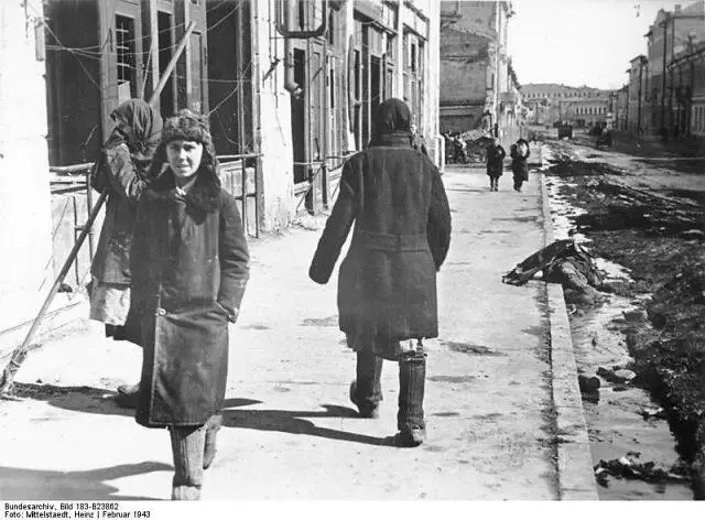Харьковчане в оккупированном городе 1943 г Харьков в период фашистской - фото 276
