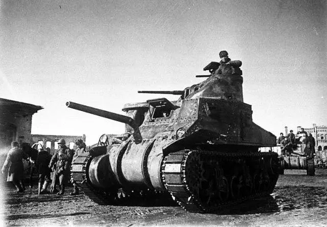 Советские танкисты на американских танках входят в освобожденный город Вязьму - фото 287
