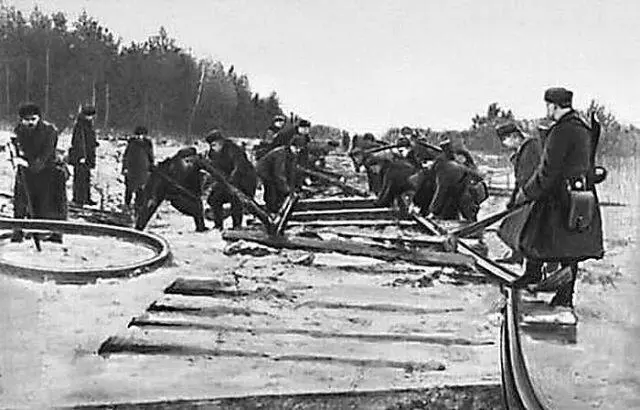 Партизаны при выполнении боевой задачи 1943 год Во время передвижения - фото 289