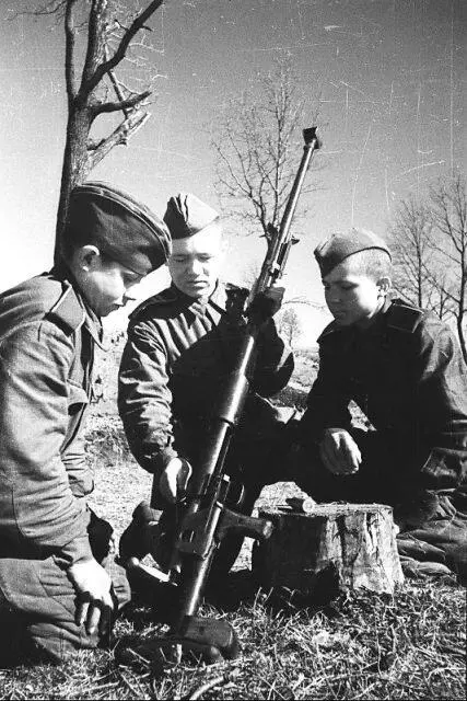 Учеба бронебойщиков День 16 марта Части 3й танковой армии - фото 305