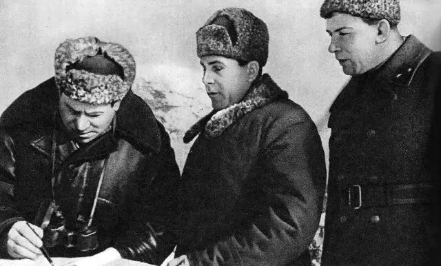 На наблюдательном пункте Брянского фронта Слева направо командующий М А - фото 366