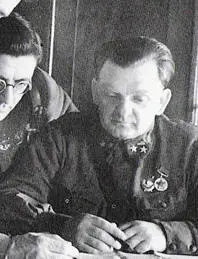 Алексей Григорьевич Родин за обсуждением плана дальнейших действий На рассвете - фото 22