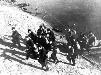 Высадка морского десанта Раннее утро 5 февраля С рассветом вражеская - фото 553