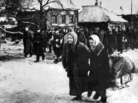 Возвращение домой Разбитая немецкая 105мм гаубица в Сталинграде на площади - фото 560