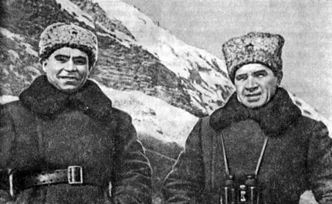 Командующий 62й армии В И Чуйков справа и член Военного Совета - фото 566