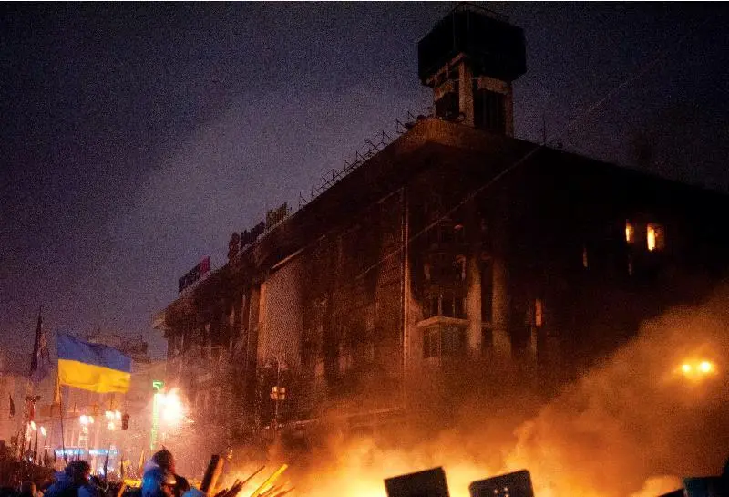 В ночь на 19 февраля 2014 года под сценой Майдана в разгар штурма Соня - фото 28
