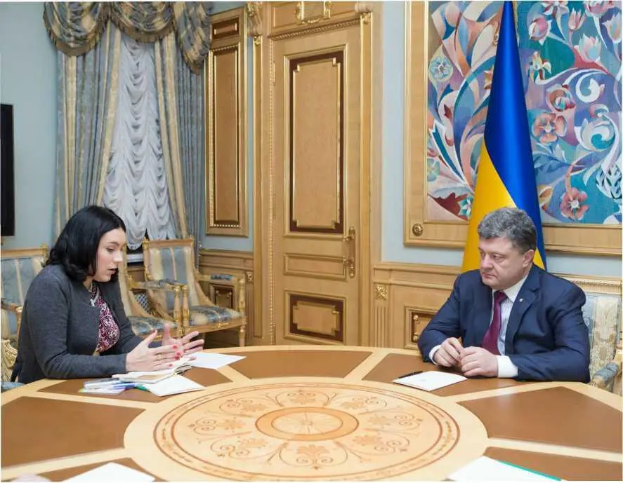 Осень 2014 года Автор с Президентом Украины Петром Порошенко во время записи - фото 37