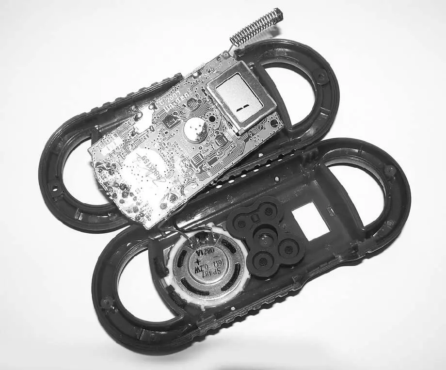 Рис 310Портативная радиостанция Motorola TLKRT3 с раскрытым корпусом На - фото 95