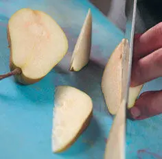 1 Груши нарезать вдоль крупными дольками и сбрызнуть лимонным соком Сельдерей - фото 47