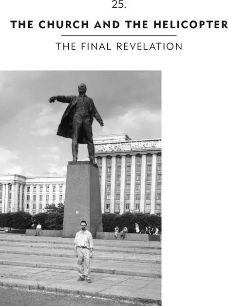 Author and Lenin rekindle their bromance on St Petersburgs Moscow Square - фото 177