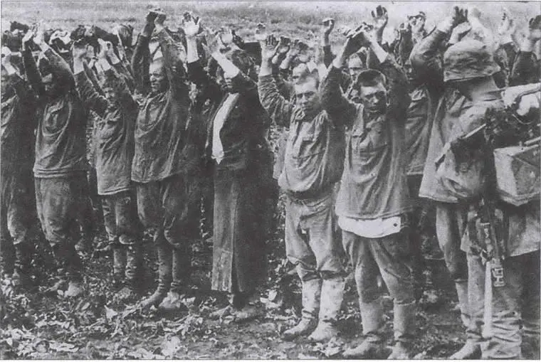 Шеренга военнопленных красноармейцев Солдаты из немецкой 101й пехотной - фото 15