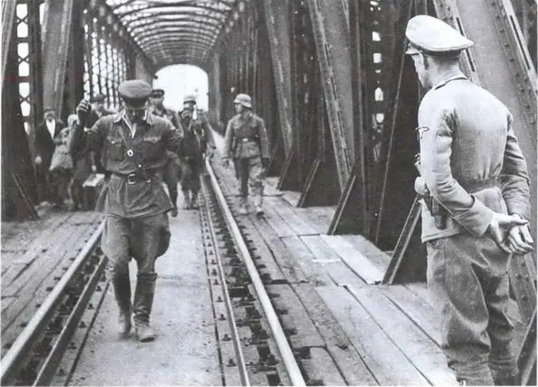 Солдаты из немецкой 101й пехотной дивизии конвоируют пленных командиров - фото 16