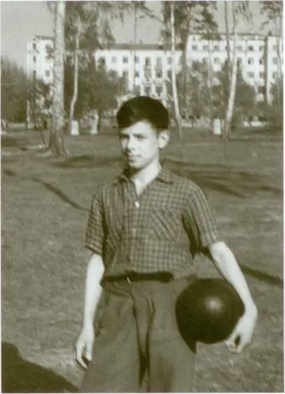 Перед тренировкой 1962 г В юношеской команде Крайний справа в нижнем ряду - фото 10