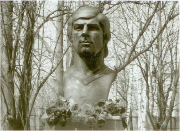 Памятник Валерию Харламову На Кунцевском кладбище у могилы Валерия Справа - фото 61