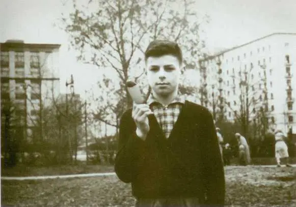 Валере тринадцать лет Перед тренировкой 1962 г В юношеской команде - фото 9