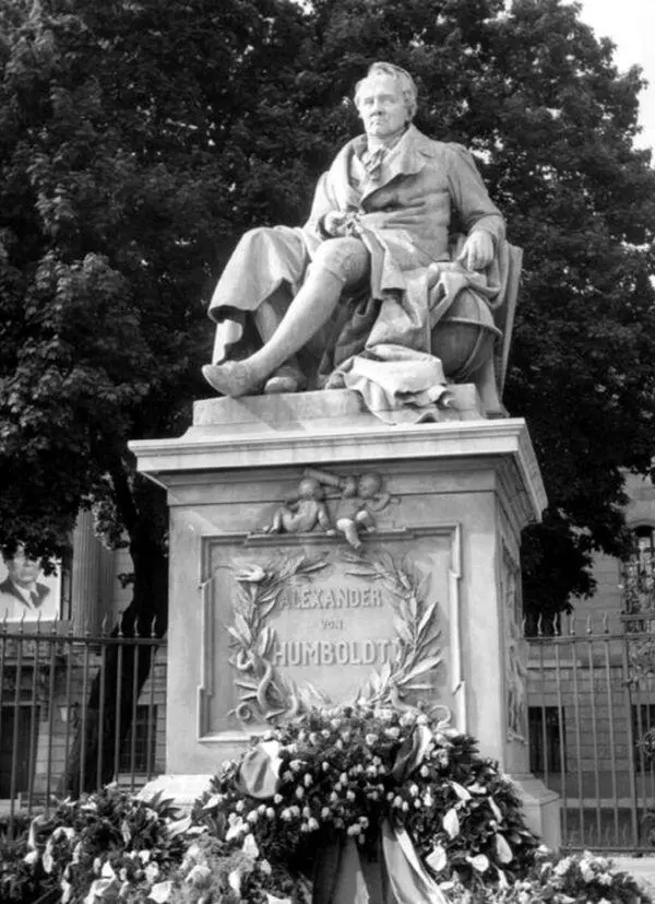 Памятник Гумбольдту перед Университетом Гумбольдтов в Берлине Фотография 1959 - фото 14