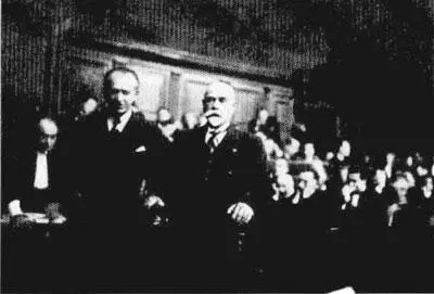 Генерал Деникин у барьера свидетелей Плевицкая на скамье подсудимых Генерал - фото 14