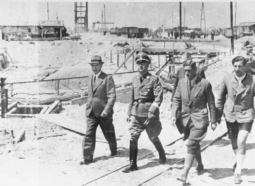Г Гиммлер на строительстве завода Буна и лагеря АушвицМоновиц 17 июля 1942 - фото 106