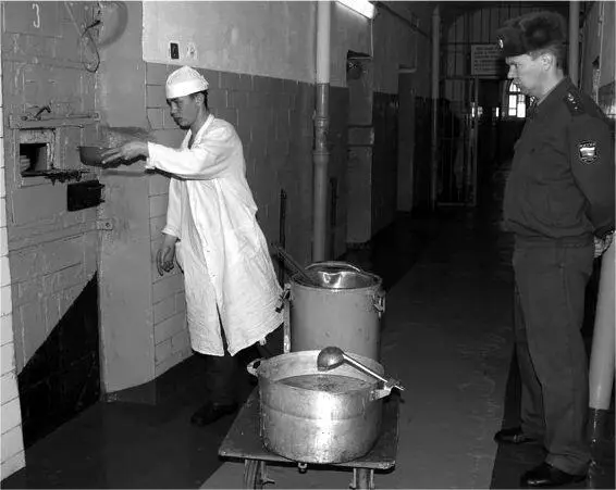 Раздача пищи в режимном корпусе 1990е годы В 1978 году осужденный Виктор - фото 61