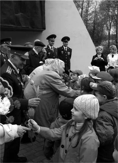 День Победы Дети дарят цветы ветеранам учреждения В моем кабинете состоялся - фото 65