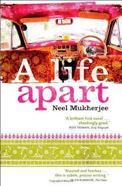 Neel Mukherjee A Life Apart обложка книги