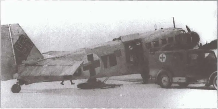 Санитарный Ju52 BJYD на аэродроме Петсамо весна 1943 г Ju52 из - фото 19