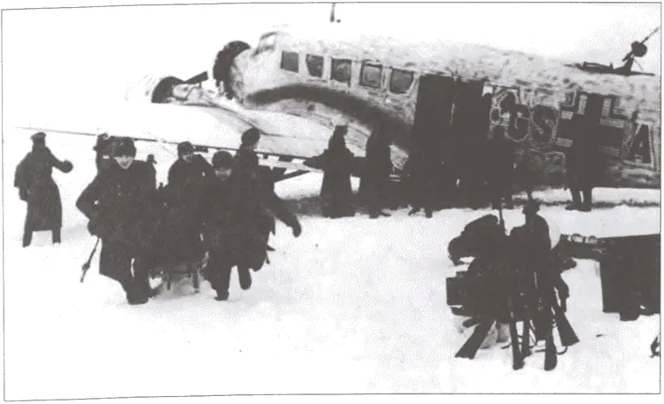 Разгрузка Ju52 на аэродроме Пески в Демянском котле январь 1942 г - фото 33