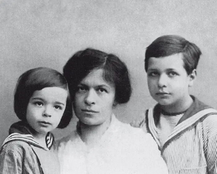 Милева с сыновьями Эдуардом и Гансом Альбертом 1914 г Глава восьмая - фото 12