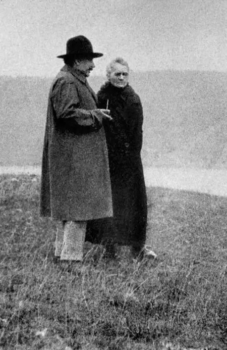 В Швейцарии с Марией Кюри1925 г Нильс Бор и Эйнштейн беседуют о квантовой - фото 53