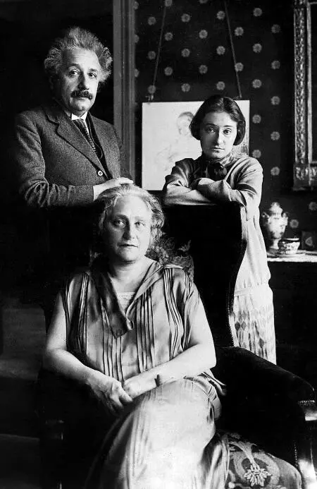 С Эльзой и ее дочерью Марго Берлин 1929 г Марго и Ильза Эйнштейн в Капуте - фото 63